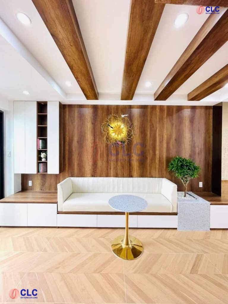 Phòng khách nhà phố ốp trần gỗ, vách gỗ