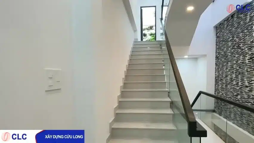 cầu thang bằng đá hoa cương trắng tinh khôi